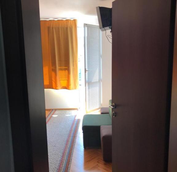 اتاق استاندارد با سرویس بهداشتی مشترک, Kavakka