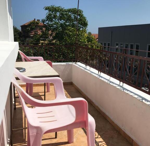 اتاق استاندارد با سرویس بهداشتی مشترک, Kavakka