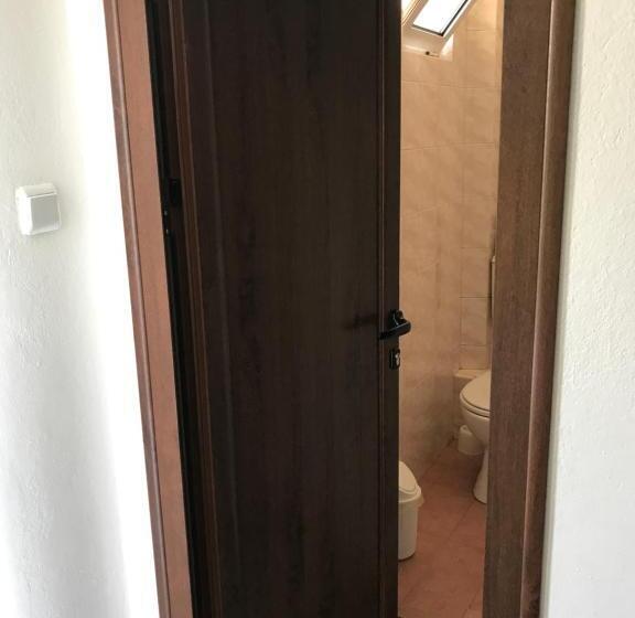 اتاق استاندارد با سرویس بهداشتی مشترک, Kavakka