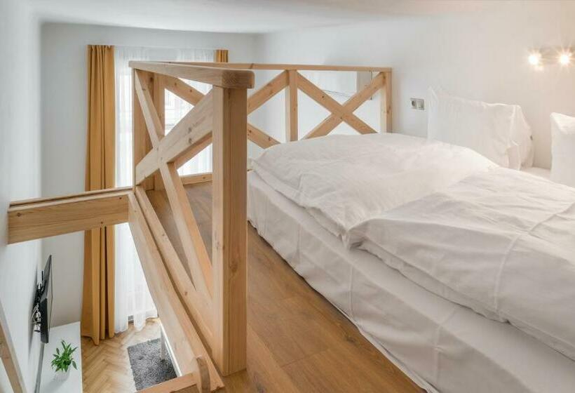 استودیوی استاندارد, Mordecai Twelve Apartments By Prague Residences