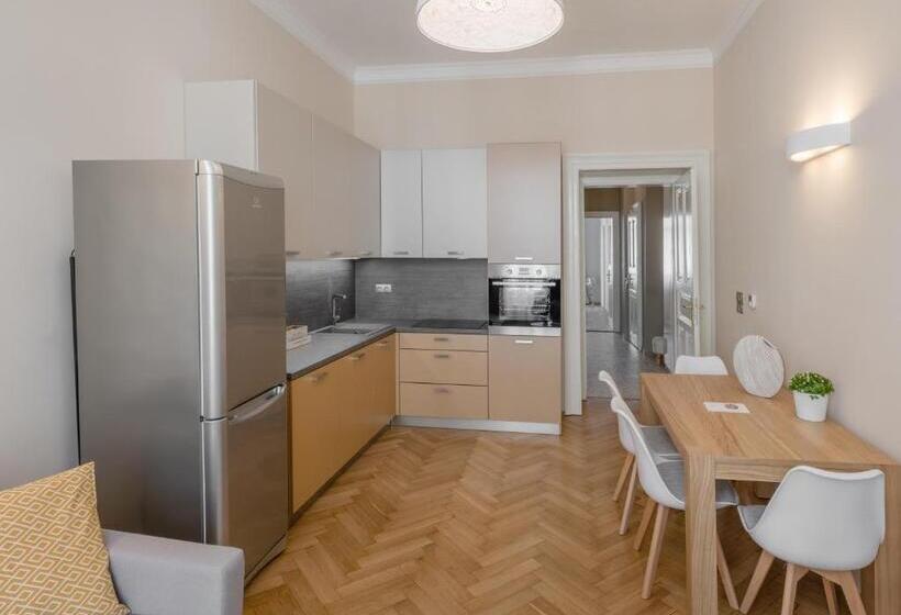 آپارتمان 1 خوابه, Mordecai Twelve Apartments By Prague Residences