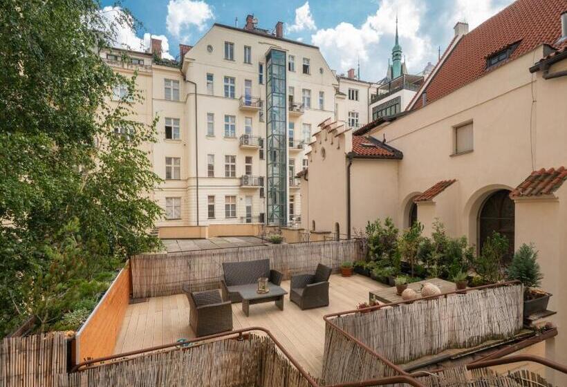 آپارتمان 1 خوابه با تراس, Mordecai Twelve Apartments By Prague Residences