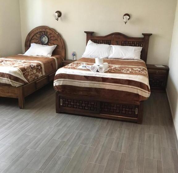 חדר קלאסי לשלושה, Coatlicue