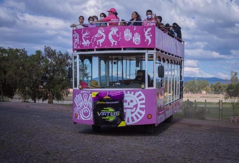 חדר קלאסי לשלושה, Coatlicue