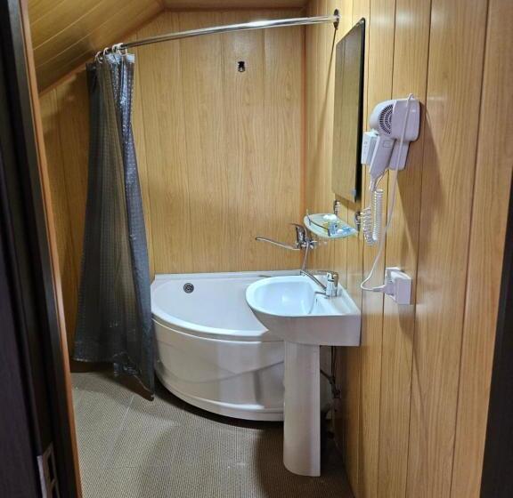 豪华三人间, Guest House Rohat Lux