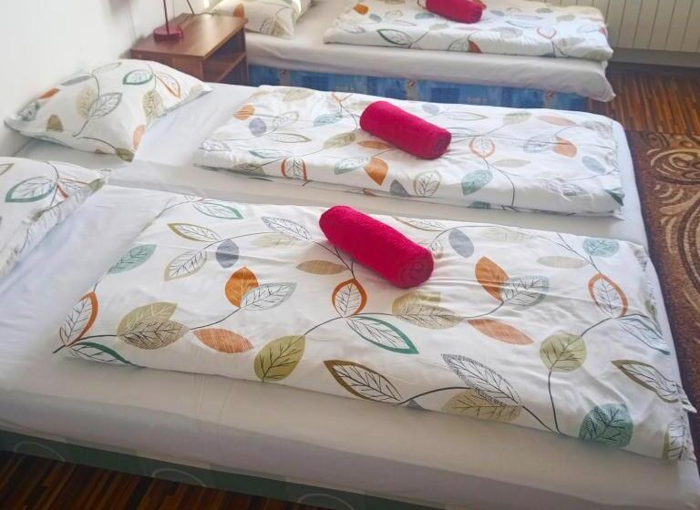 חדר סטנדרטי לארבעה עם חדר אמבטיה משותף, Lucky Cat