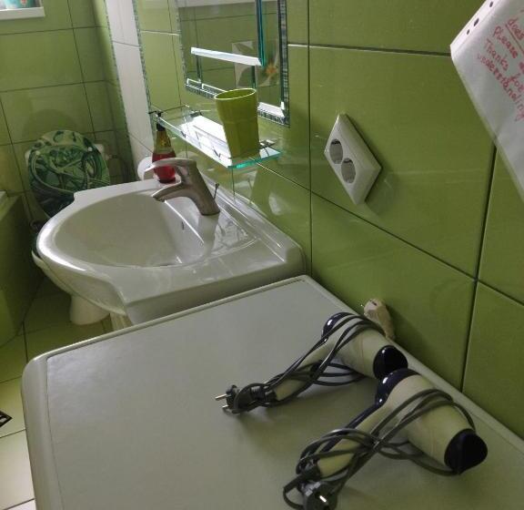 חדר משפחתי, Lucky Cat