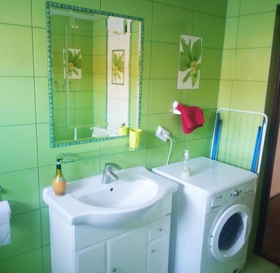 חדר משפחתי, Lucky Cat