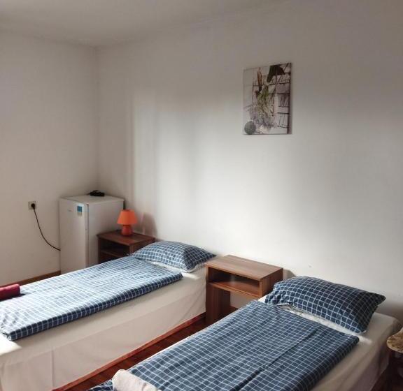 חדר משפחתי, Lucky Cat