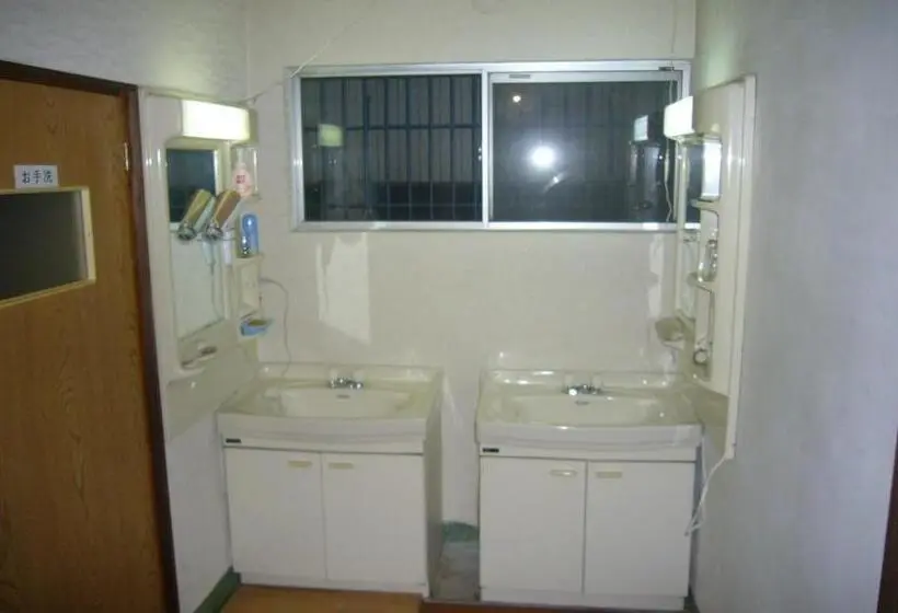 バスルーム共有のトリプルスタンダード, Futago Cabin