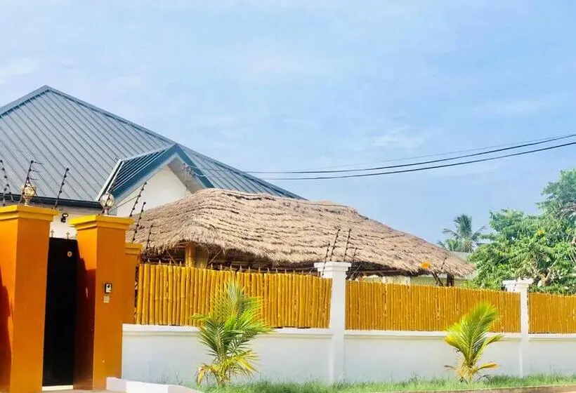 اتاق لوکس, Nana's Holiday Let