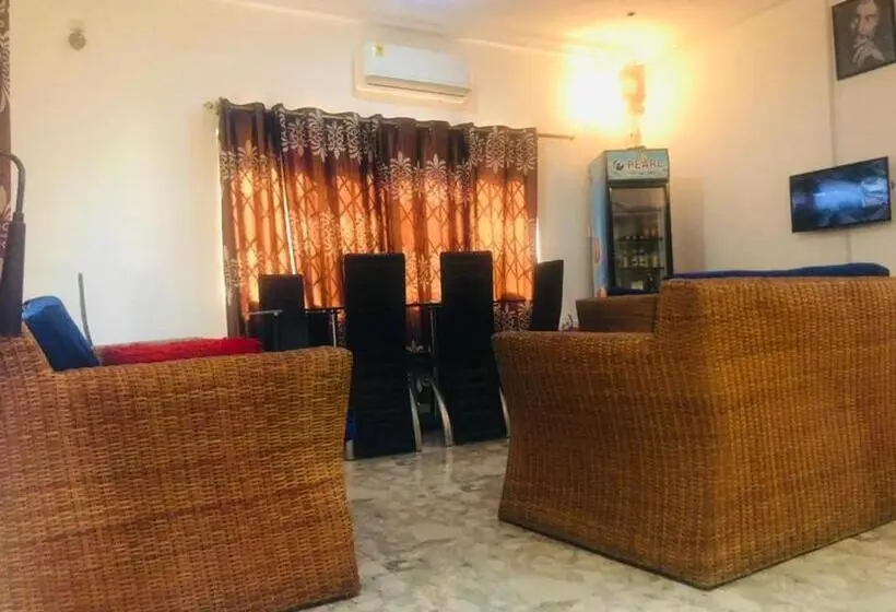 اتاق اکونومی, Nana's Holiday Let