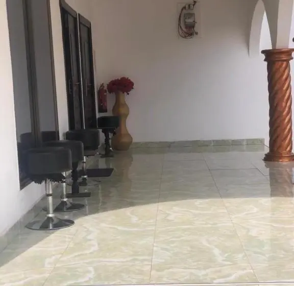 اتاق اکونومی, Nana's Holiday Let