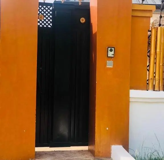 اتاق اکونومی, Nana's Holiday Let