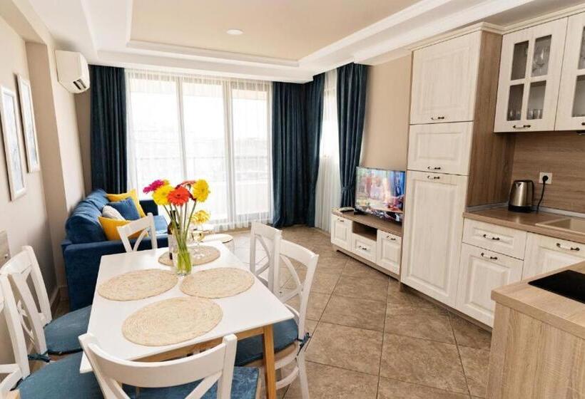 带泳池景观及2个卧室的公寓, Burgas Beach Resort Apartments