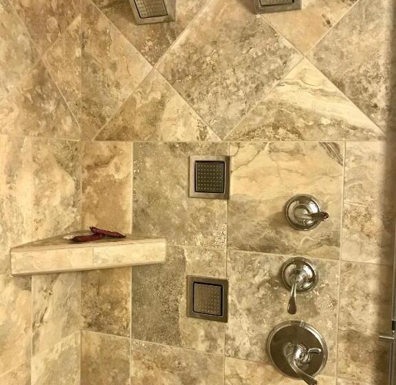 غرفة ديلوكس مطلّة علي البحر مزوَّدة بشُرفة, Bay Breeze Resort