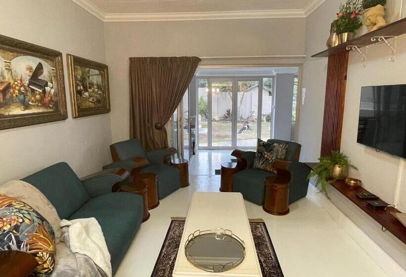 جناح عائلي, Jelani Guest House