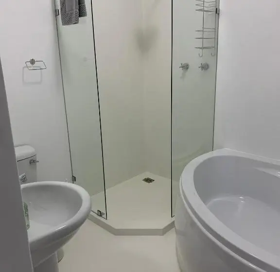 Perhesviitti, Jelani Guest House