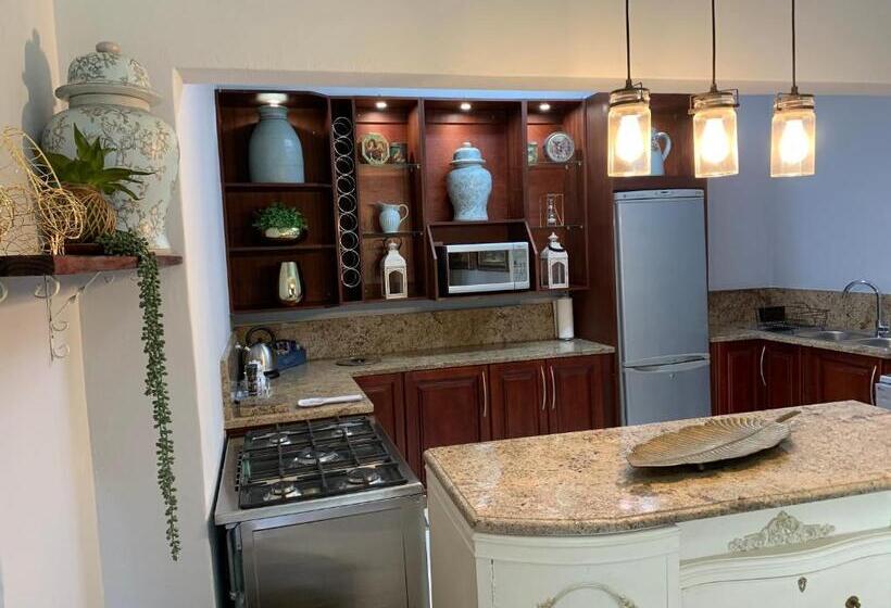 جناح عائلي, Jelani Guest House