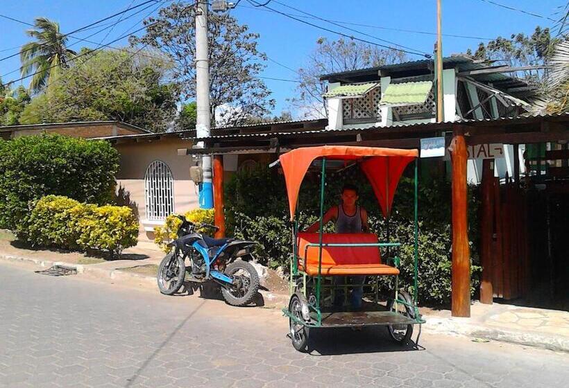اتاق اکونومی, Murph's Surf Shacks