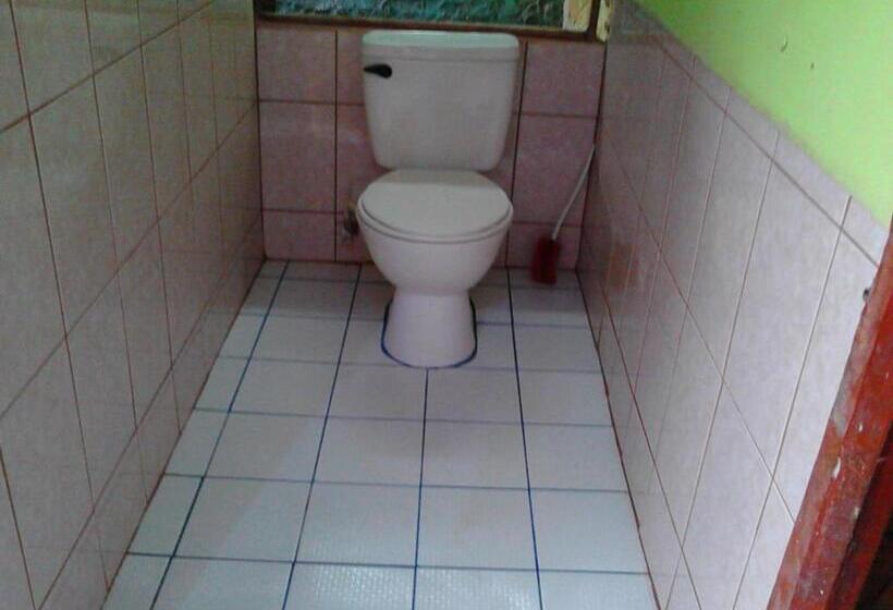 اتاق اکونومی, Murph's Surf Shacks