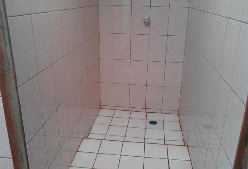 اتاق اکونومی, Murph's Surf Shacks