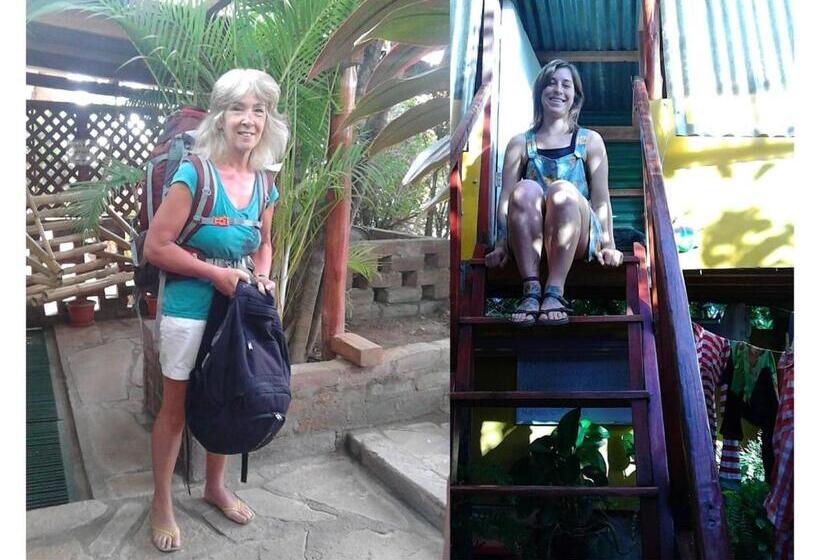 اتاق اکونومی, Murph's Surf Shacks