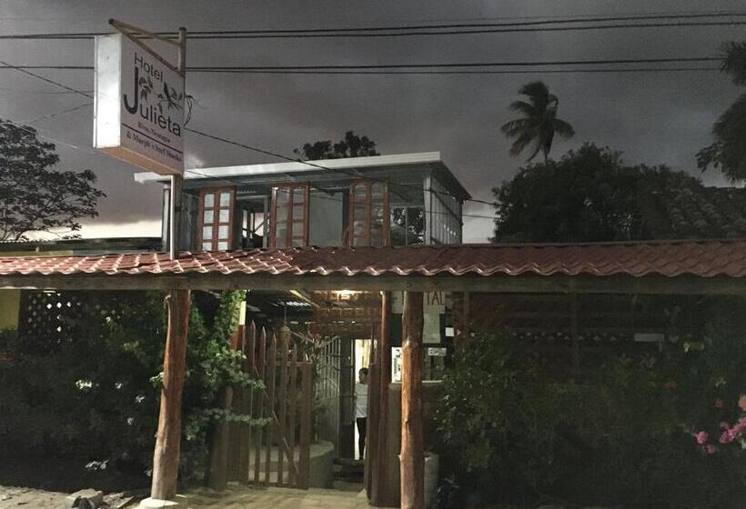 اتاق اکونومی یک تخته, Murph's Surf Shacks