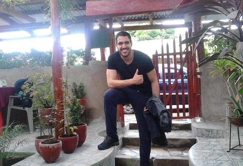 اتاق استاندارد سه نفره, Murph's Surf Shacks