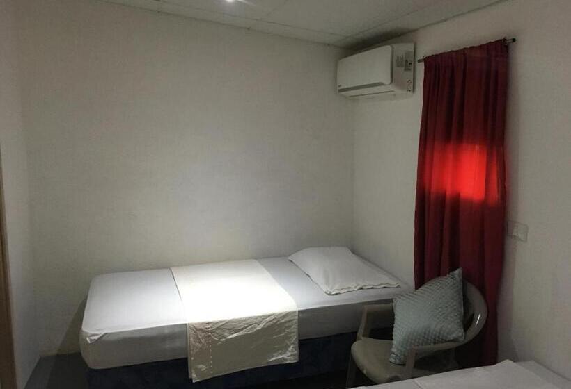 اتاق استاندارد سه نفره, Murph's Surf Shacks