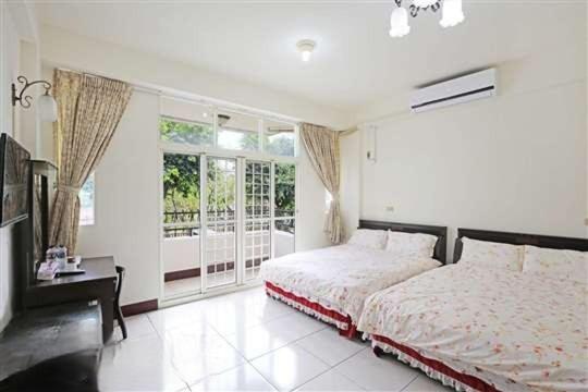 اتاق استاندارد چهارنفره با بالکن, Plum Inn 1