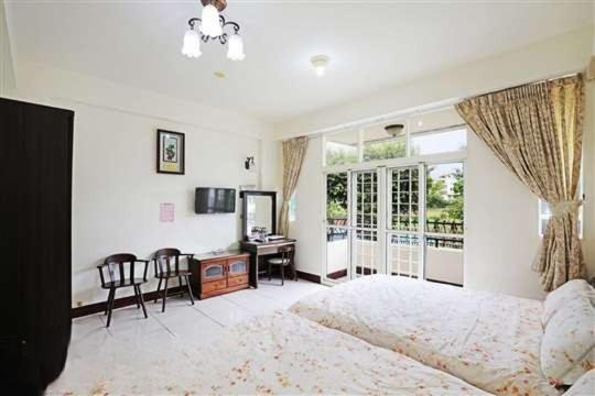 اتاق استاندارد چهارنفره با بالکن, Plum Inn 1