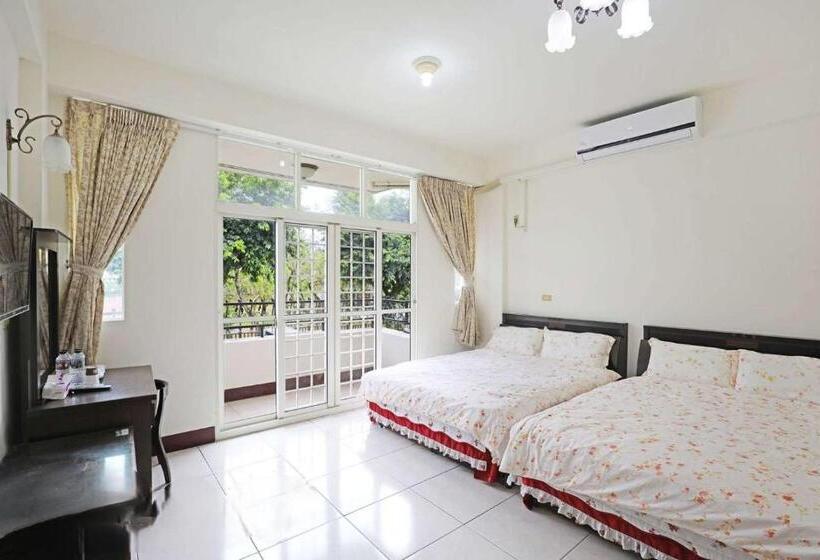 اتاق استاندارد چهارنفره با بالکن, Plum Inn 1