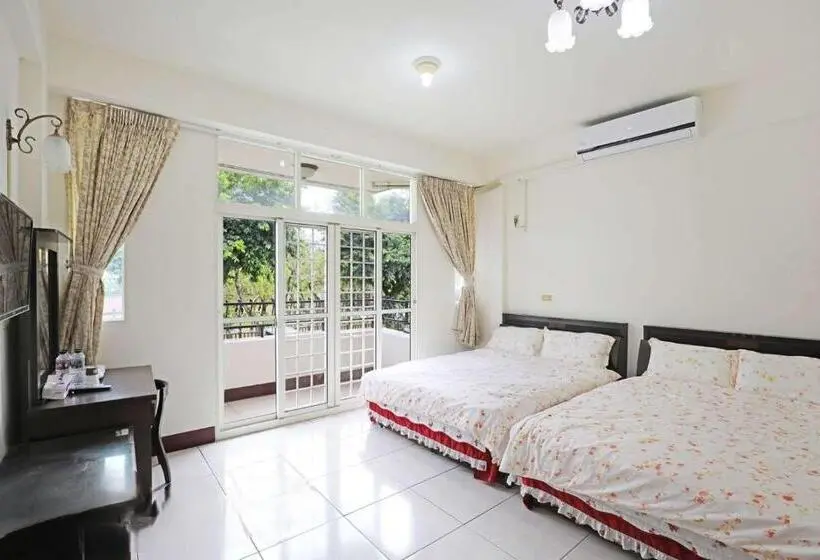 اتاق استاندارد چهارنفره با بالکن, Plum Inn 1