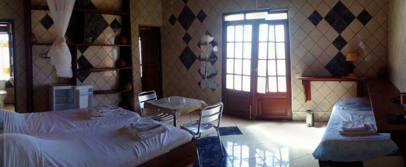 اتاق لوکس با بالکن و چشمانداز دریا, Villa Pistaches