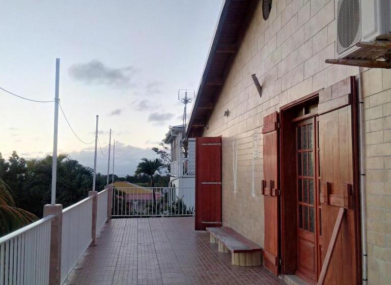 اتاق لوکس با بالکن و چشمانداز دریا, Villa Pistaches