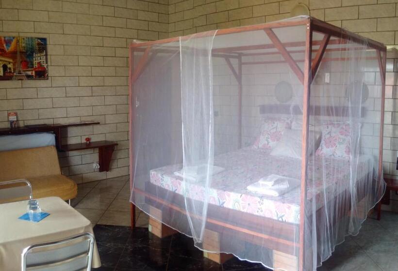 اتاق استاندارد سه تخته با چشمانداز باغ, Villa Pistaches