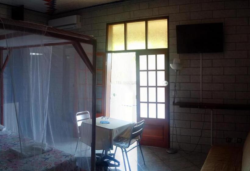 اتاق استاندارد سه تخته با چشمانداز باغ, Villa Pistaches