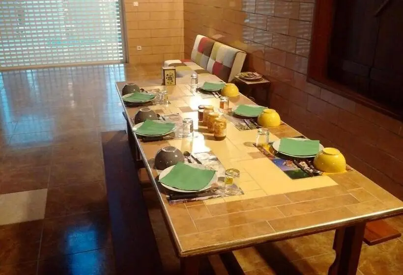 اتاق راحتی سه تخته, Villa Pistaches