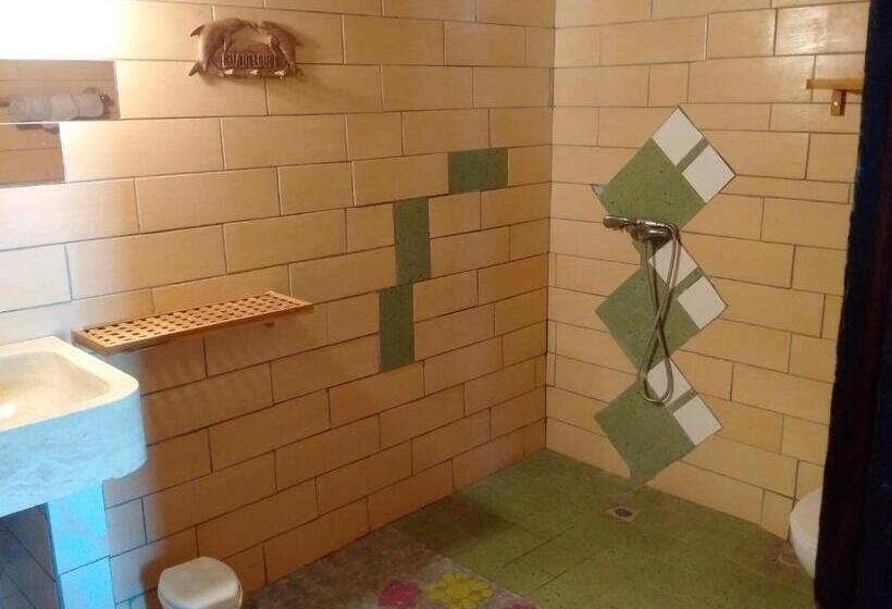 اتاق راحتی سه تخته, Villa Pistaches