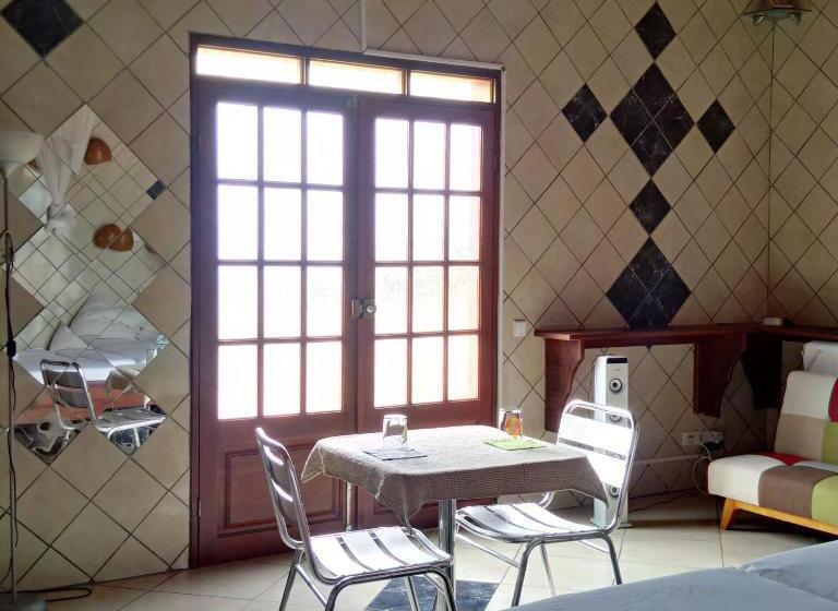 اتاق لوکس با بالکن و چشمانداز دریا, Villa Pistaches