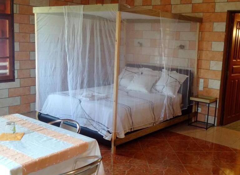 اتاق راحتی سه تخته, Villa Pistaches