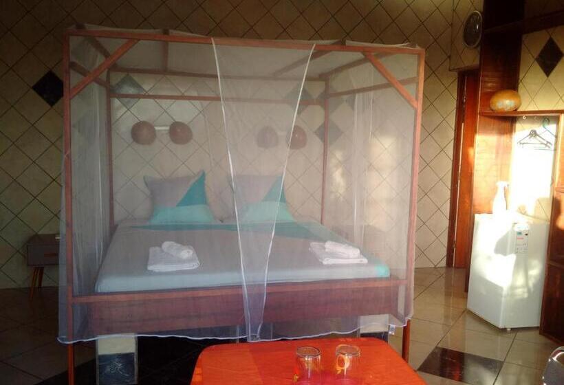 اتاق لوکس با بالکن و چشمانداز دریا, Villa Pistaches