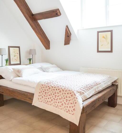 Familjestudio, Penzion Dvorce