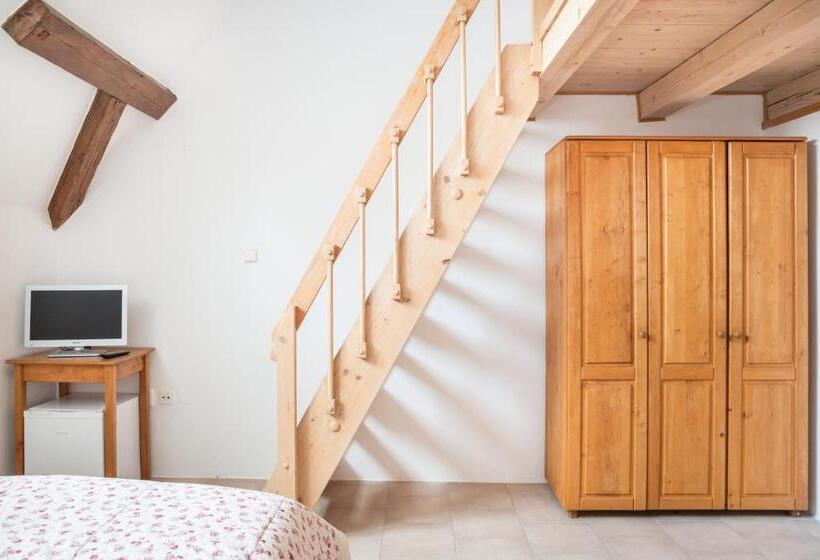 Familjestudio, Penzion Dvorce