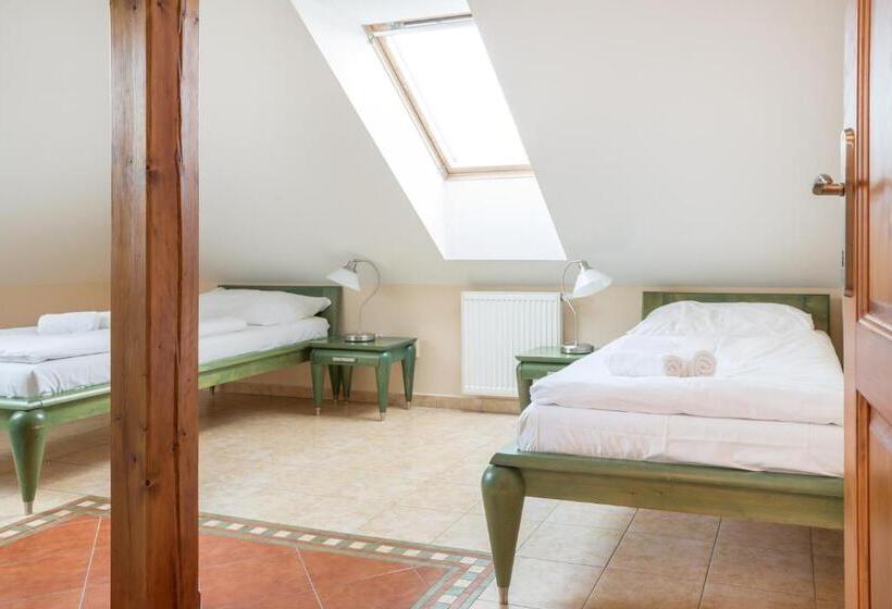 2 Sovrums Svit, Penzion Dvorce