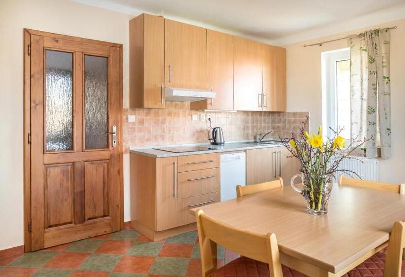 2 Sovrums Svit, Penzion Dvorce