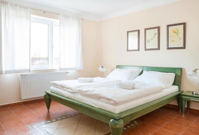 2 Sovrums Svit, Penzion Dvorce