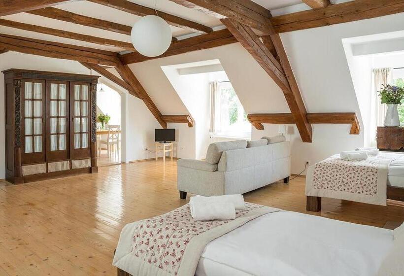 Deluxe Svit, Penzion Dvorce