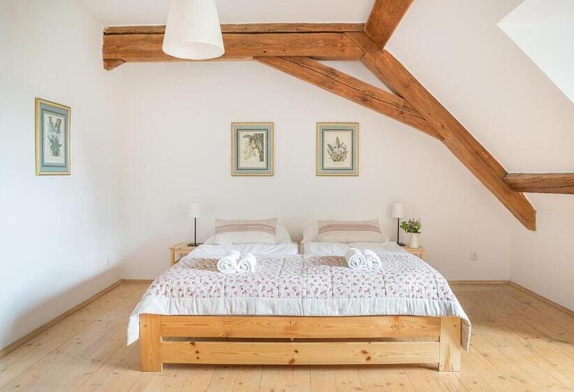 Juniorsvit, Penzion Dvorce